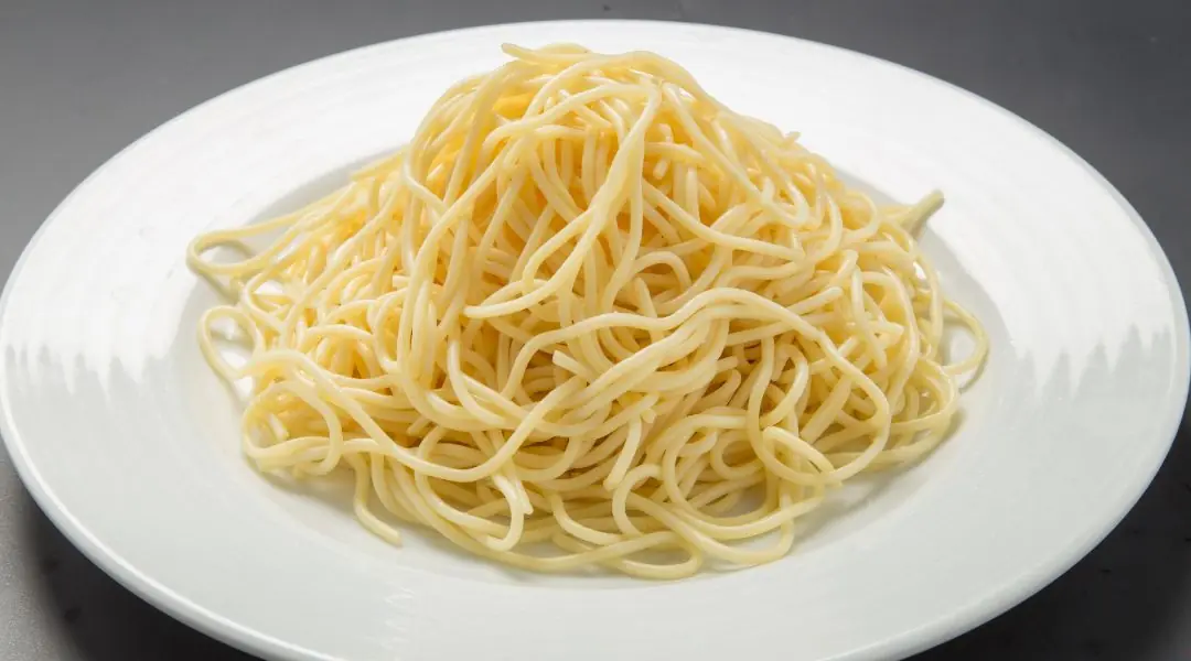Assiette de spaghetti nature sur fond gris