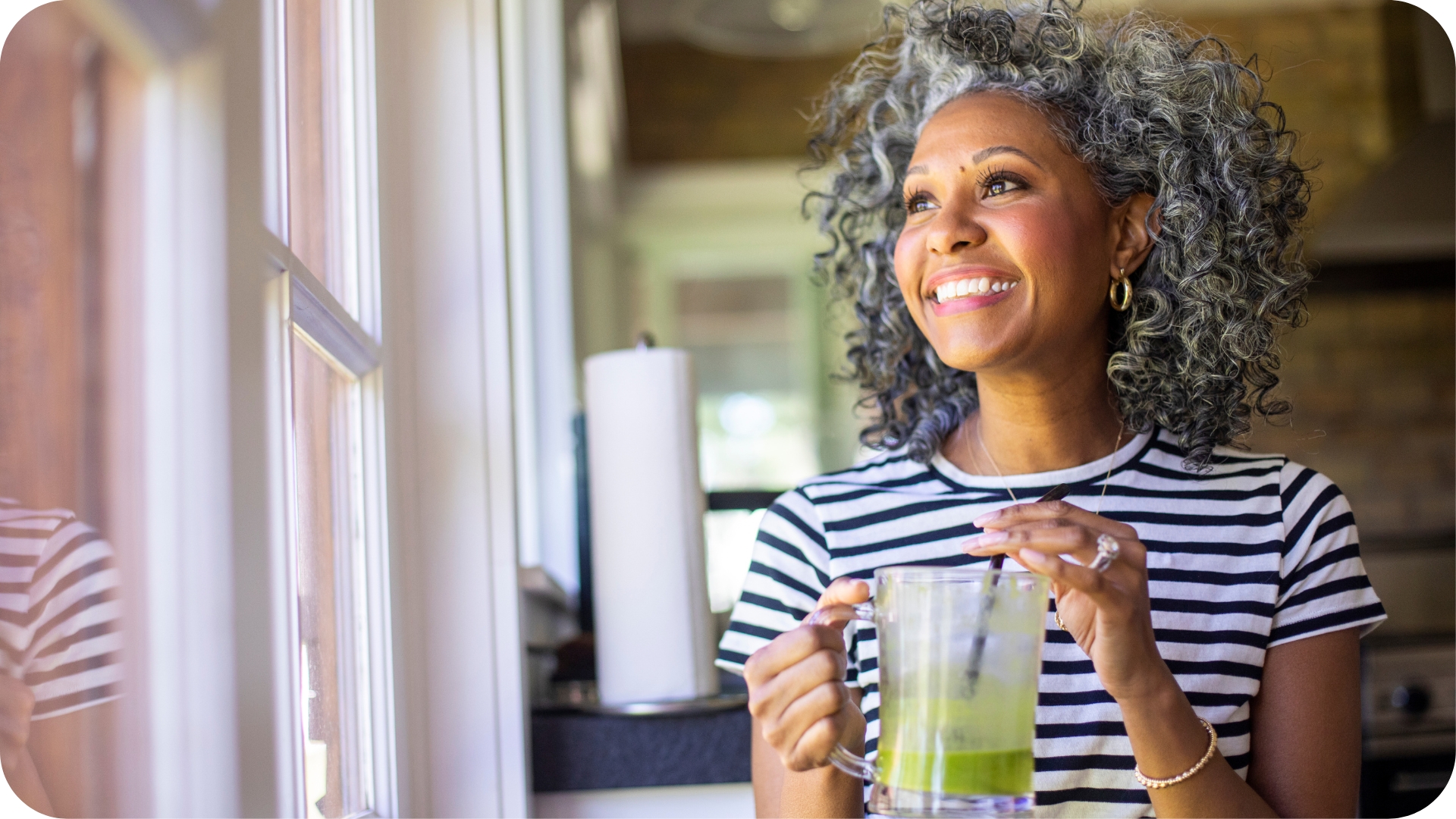Femme ménopausée buvant un smoothie santé