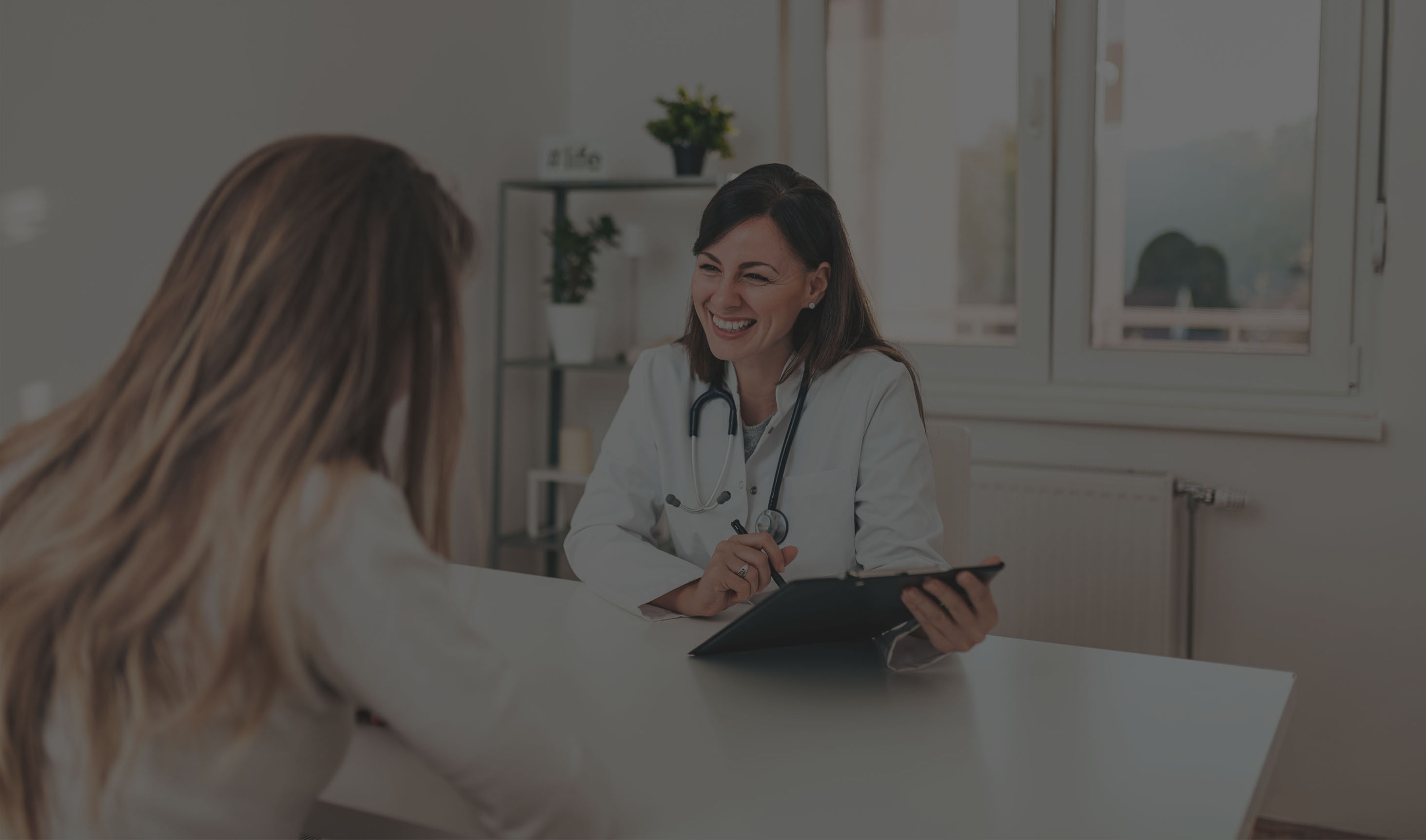 référence nutritionniste souriante discutant avec une patiente dans un bureau | Smiling doctor talking with a patient in an office