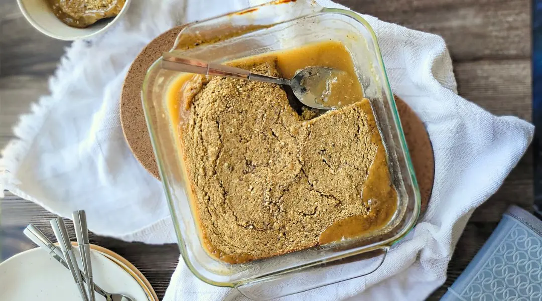 Pouding chômeur dans un plat en verre avec cuillère