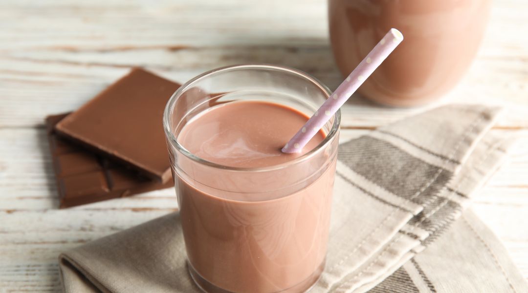 Verre de lait au chocolat pour la récupération après l'entraînement