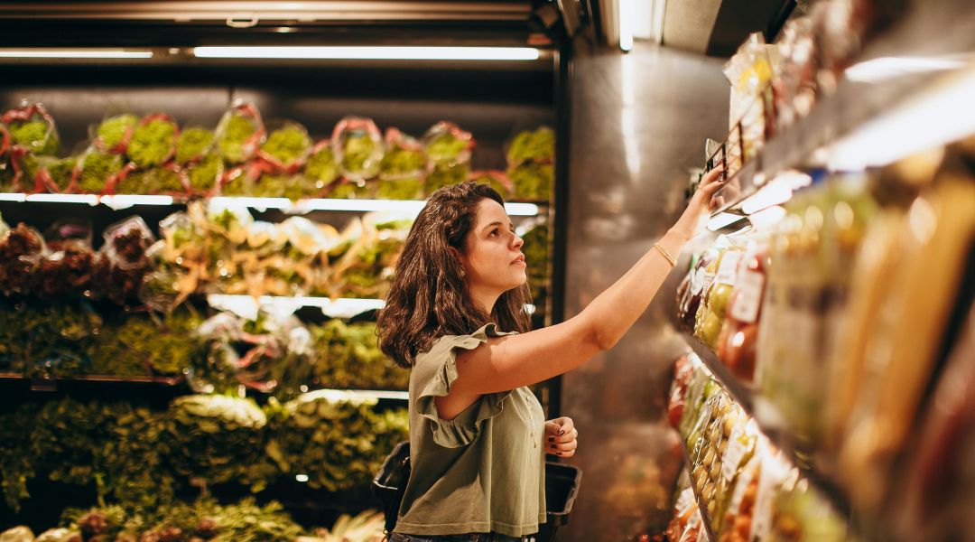 femme qui fait son épicerie de produits frais