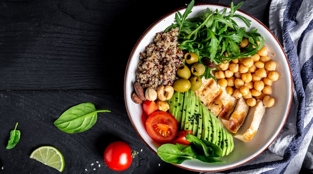 repas de poulet, pois chiches, quinoa et légumes