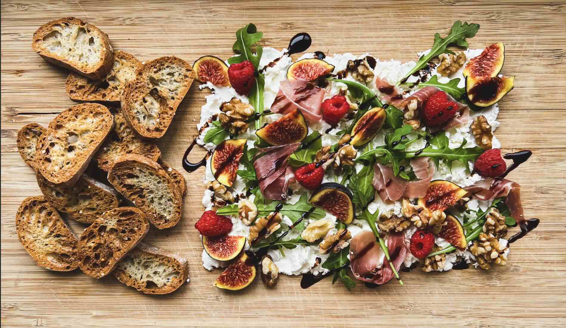 &nbsp;“Butter board” au fromage de chèvre et figues 