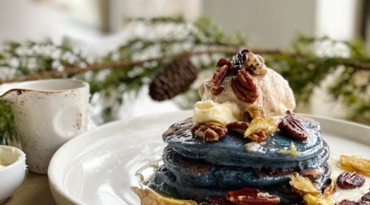 crêpe colorée avec crème fouettée et noix