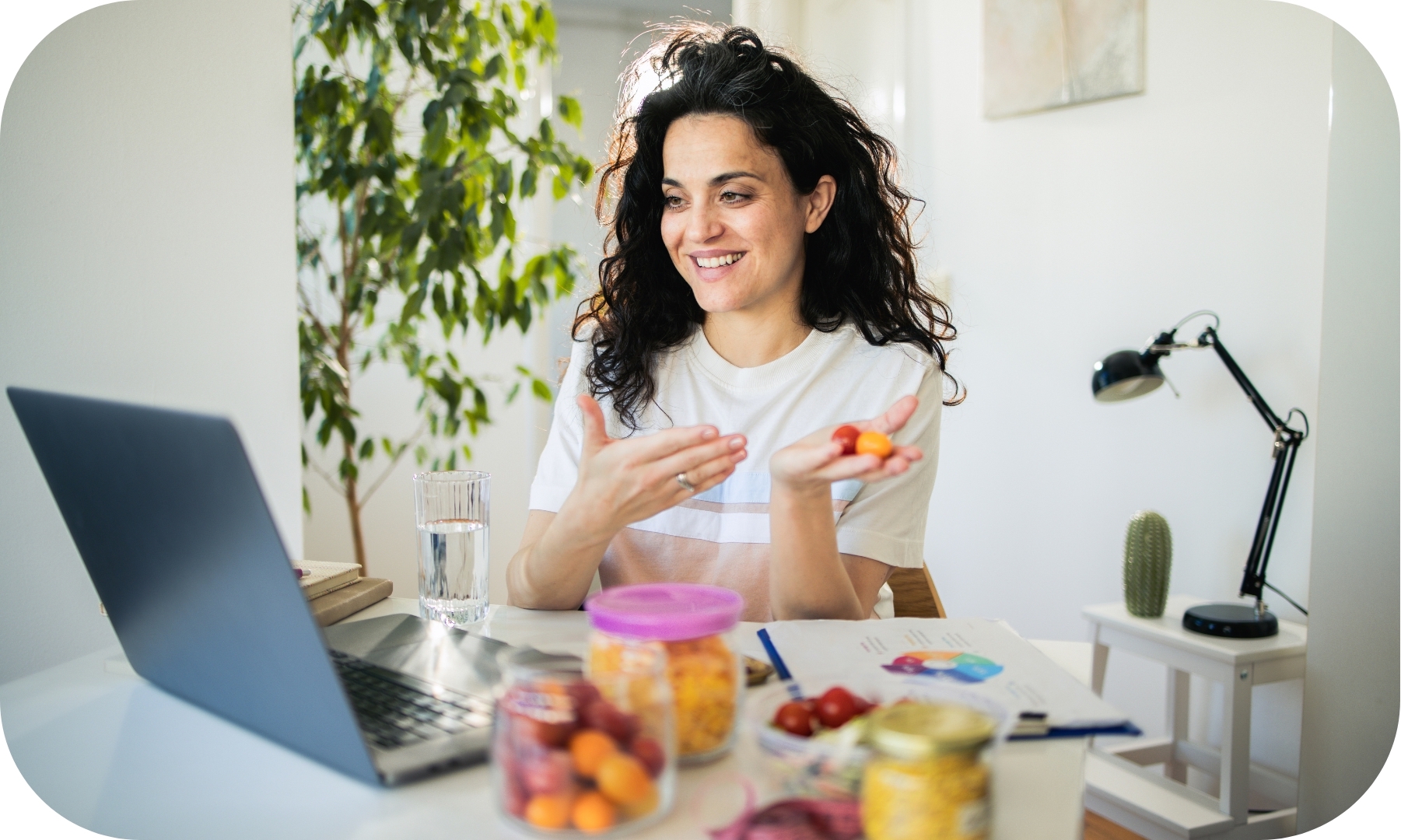 Nutritionniste en ligne montrant des aliments lors d'une consultation vidéo