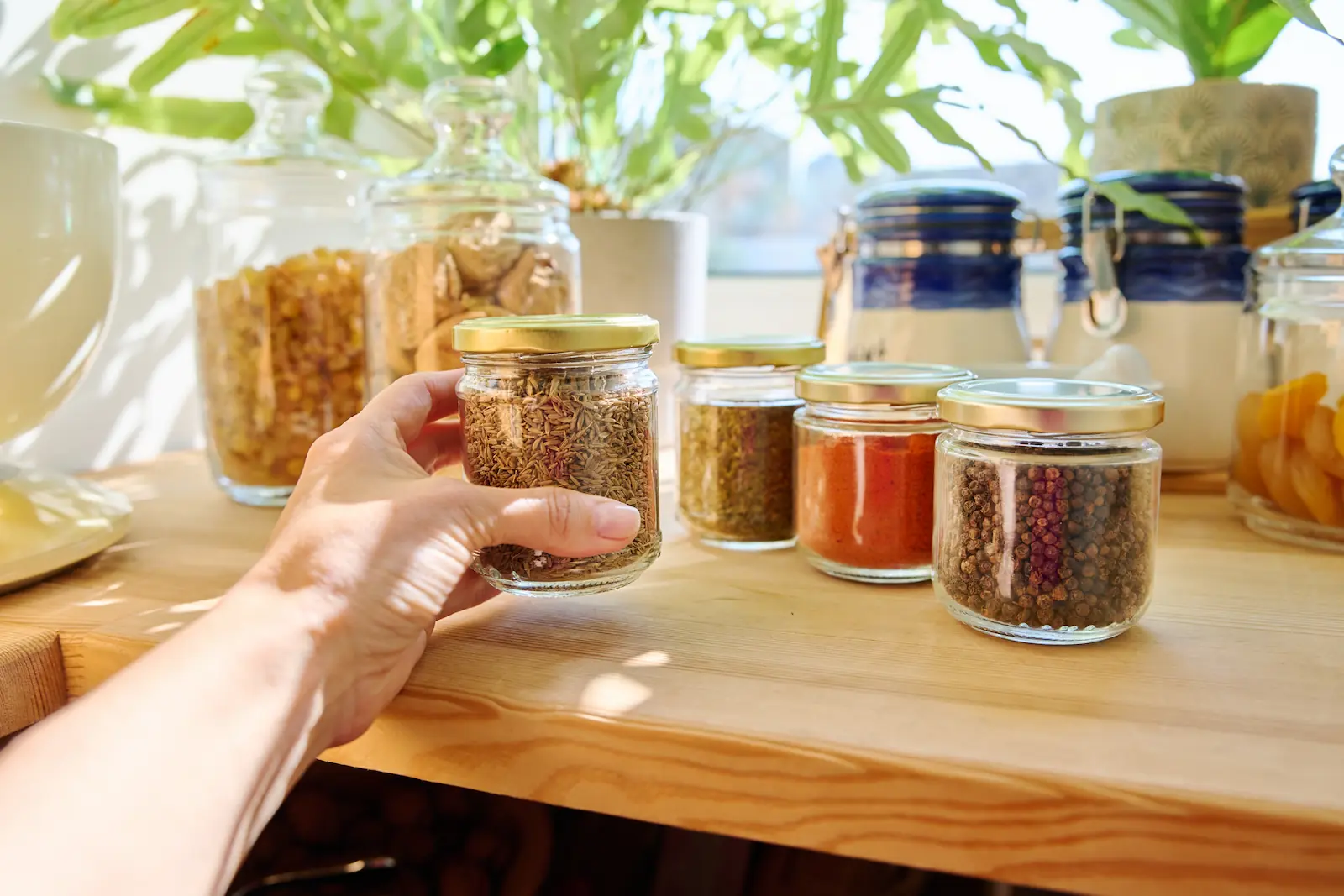 Plusieurs pots d'épices - Many pots of various spices