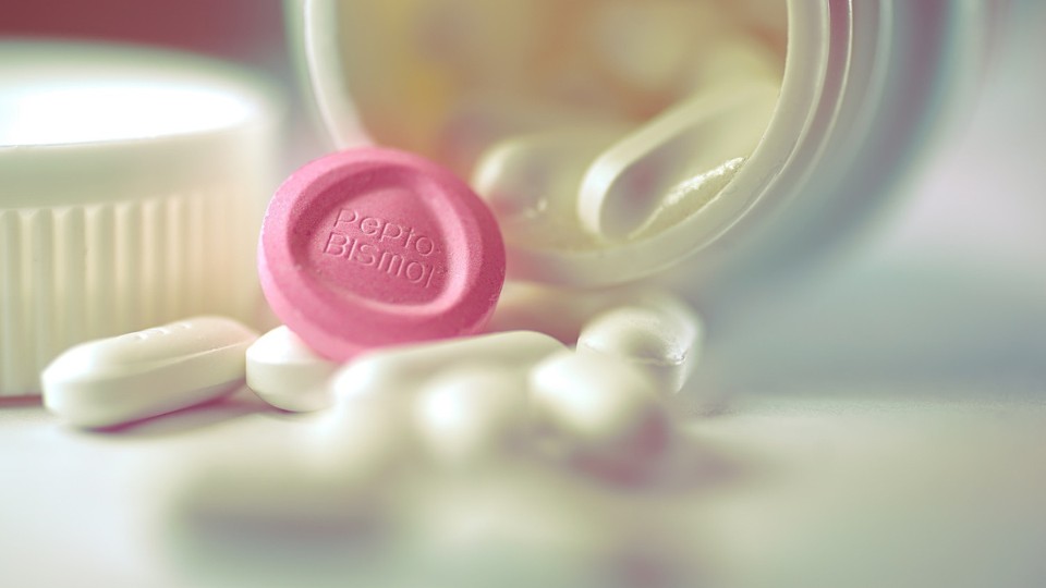 medecin analysant un foie