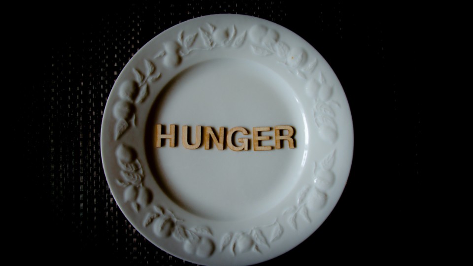 assiette avec écriture hunger
