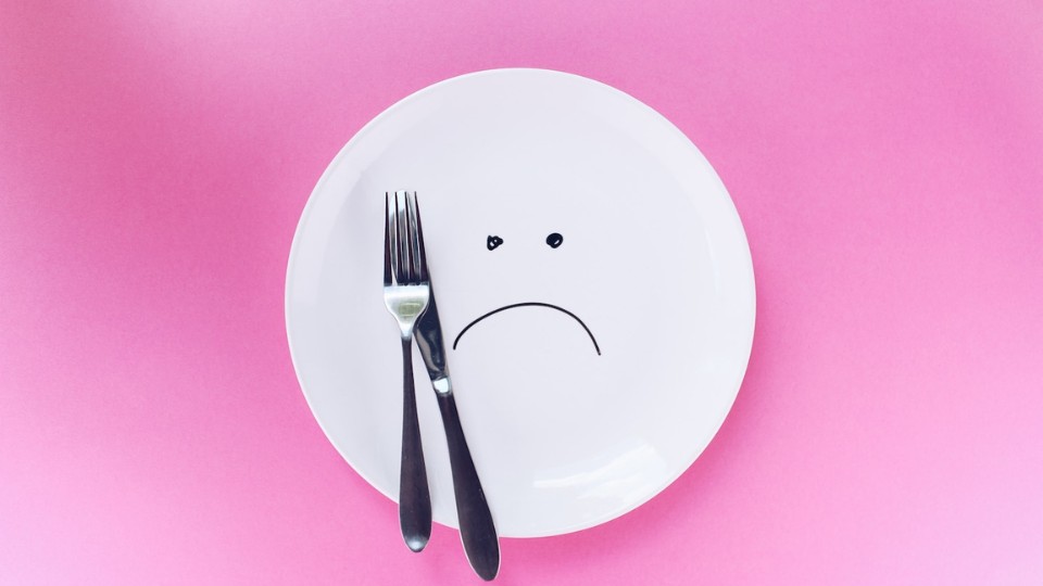 Assiette triste vide avec une fourchette et un couteau