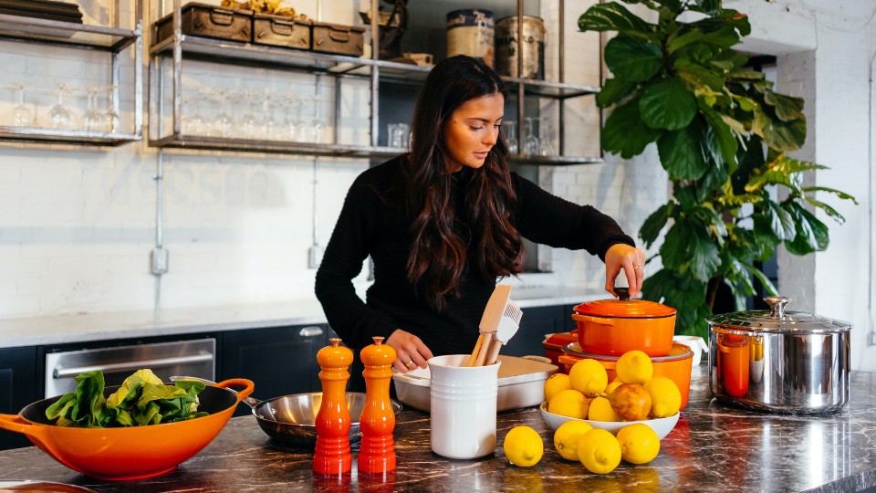 femme cuisinant dans une cuisine moderne