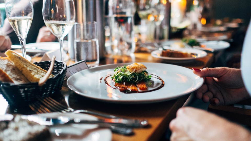 plat de haute gastronomie servi dans un restaurant