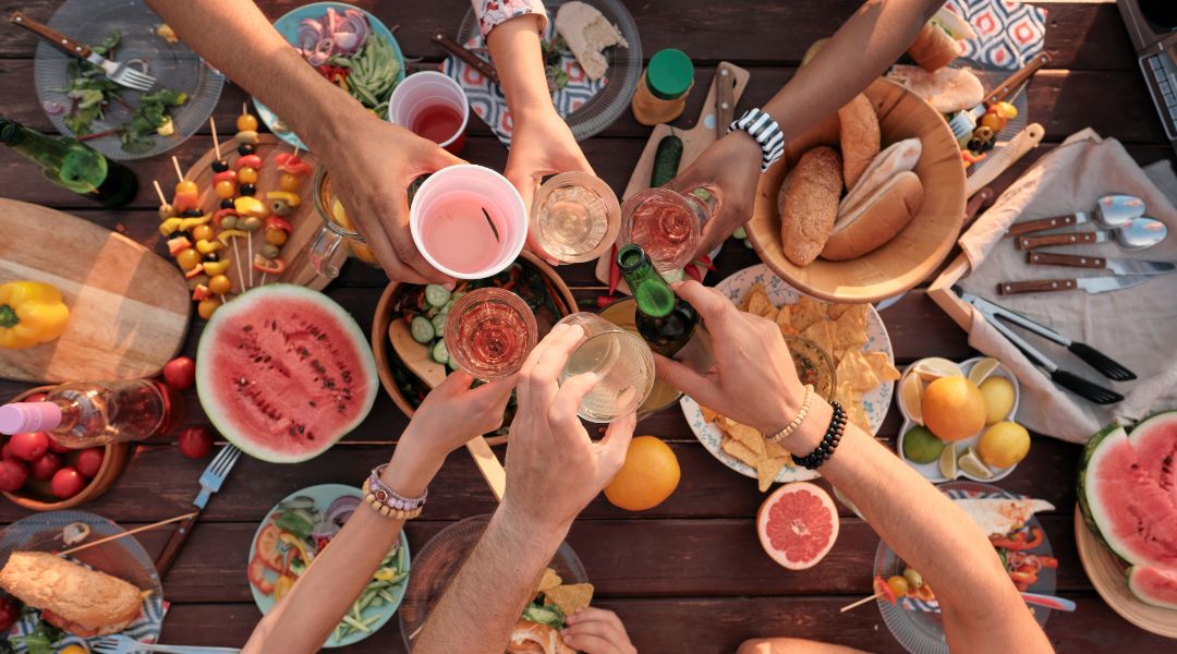 femme qui cuisine ses repas à l'avance sur un fond blanc