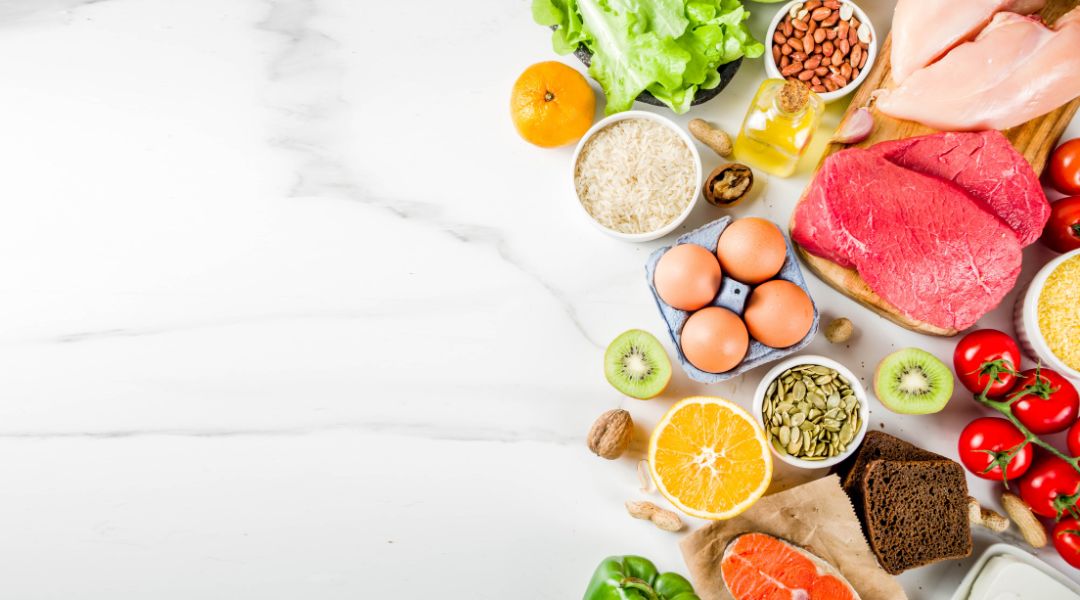 un assortiment d'aliments sains disposés sur une surface en marbre