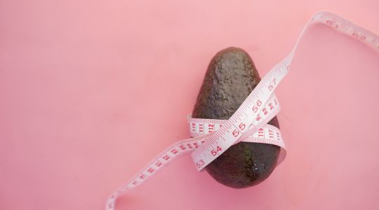 Ruban à mesurer autour d'un avocat