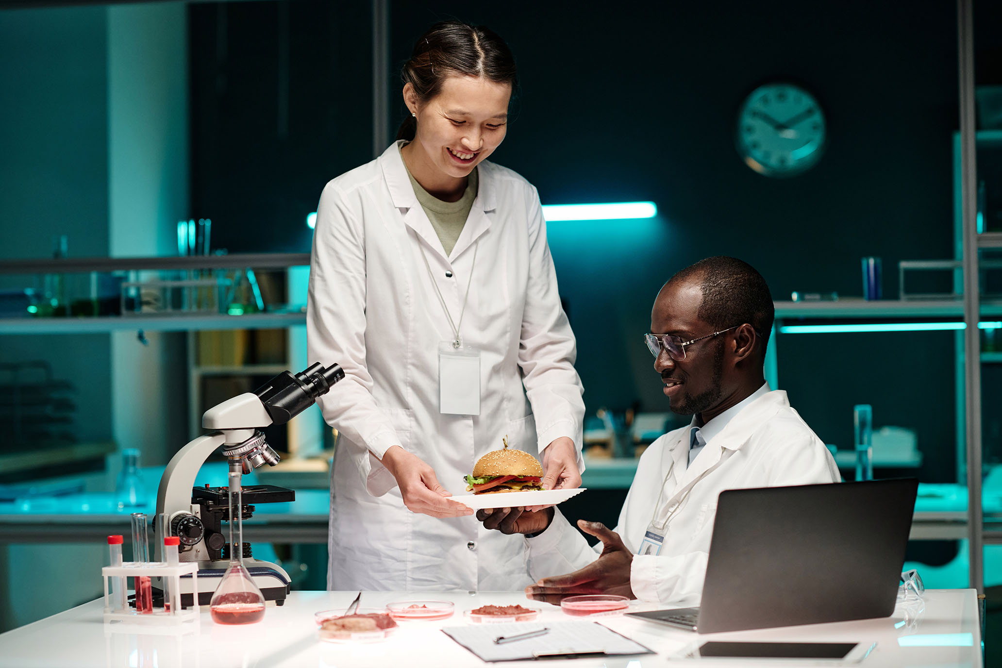 Scientifiques dégustant burger dans laboratoire - Scientist tasting lab grown burger in laboratory