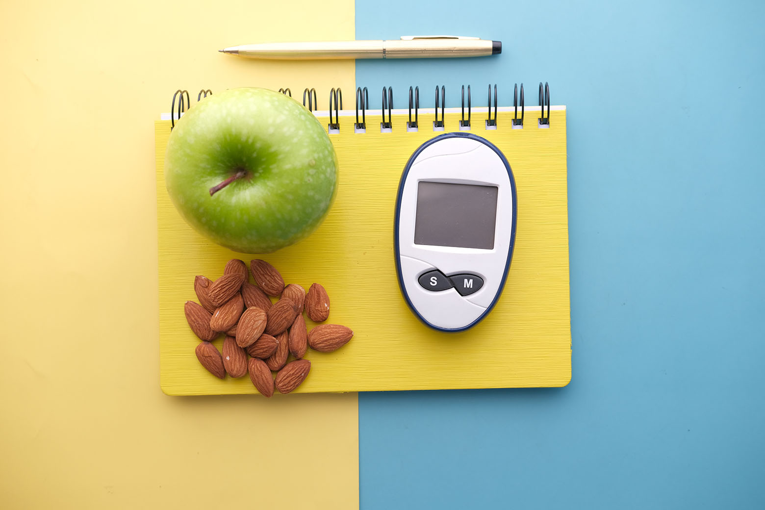 Glucomètre pomme amandes et carnet de notes