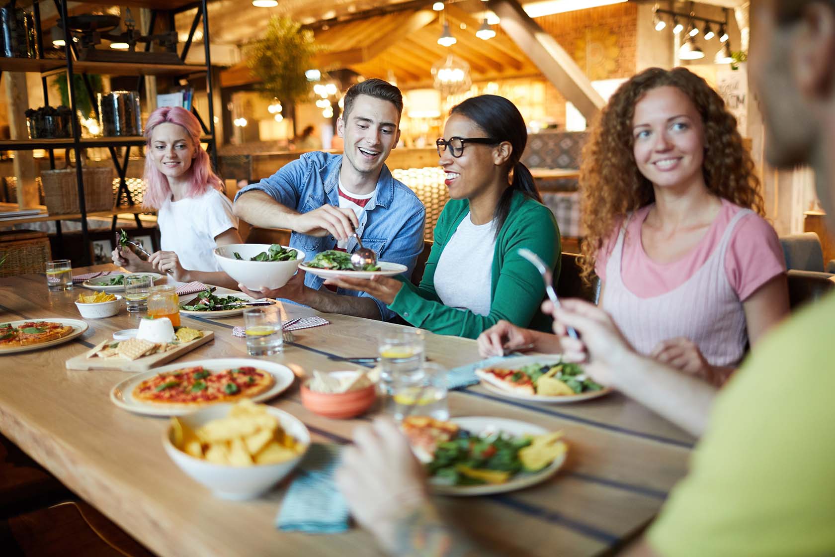 Amis qui mangent au restaurant café - Friends eating at the restaurant café