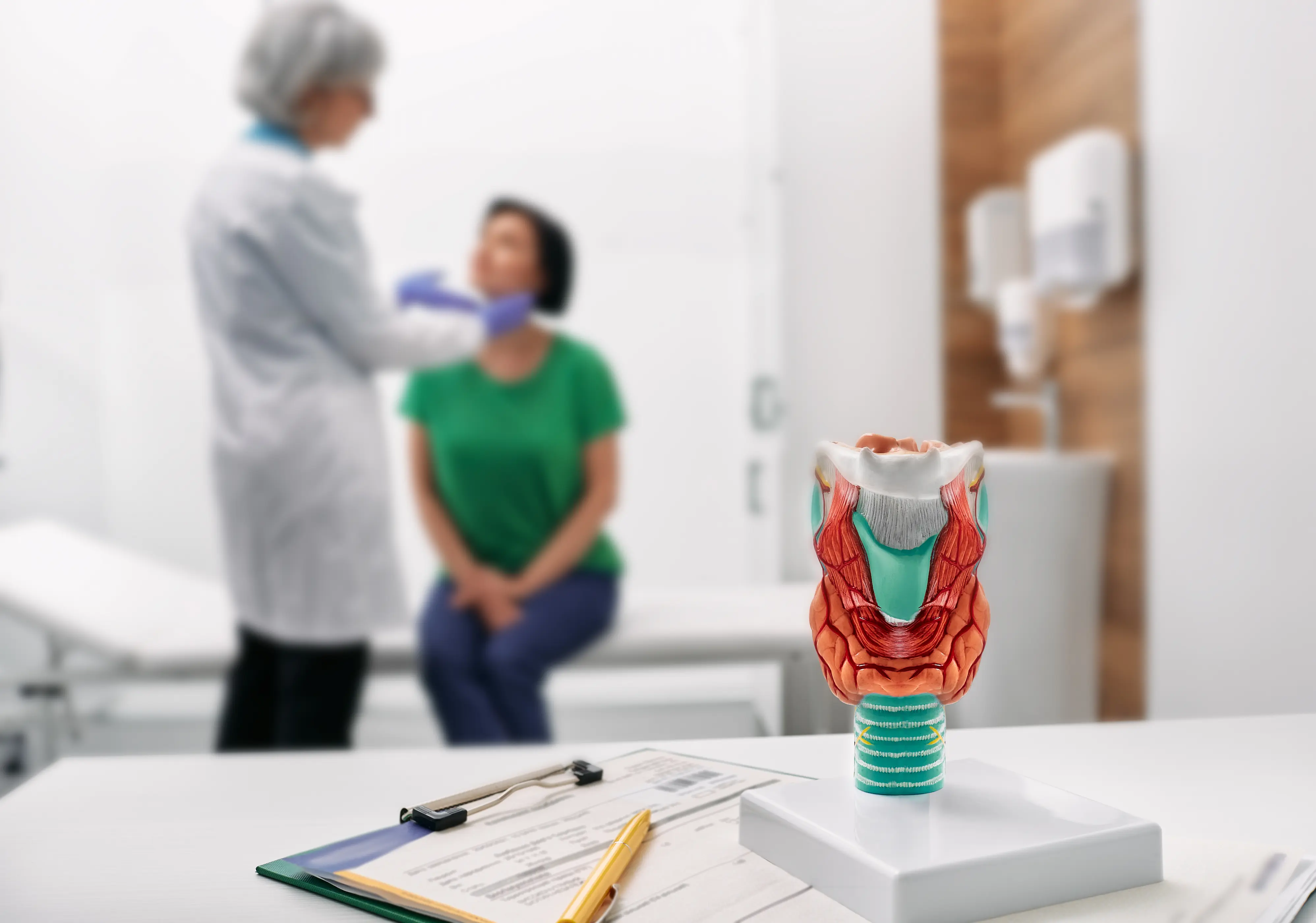 médecin palpe le cou de la femme pour le diagnostic des maladies thyroïdiennes
