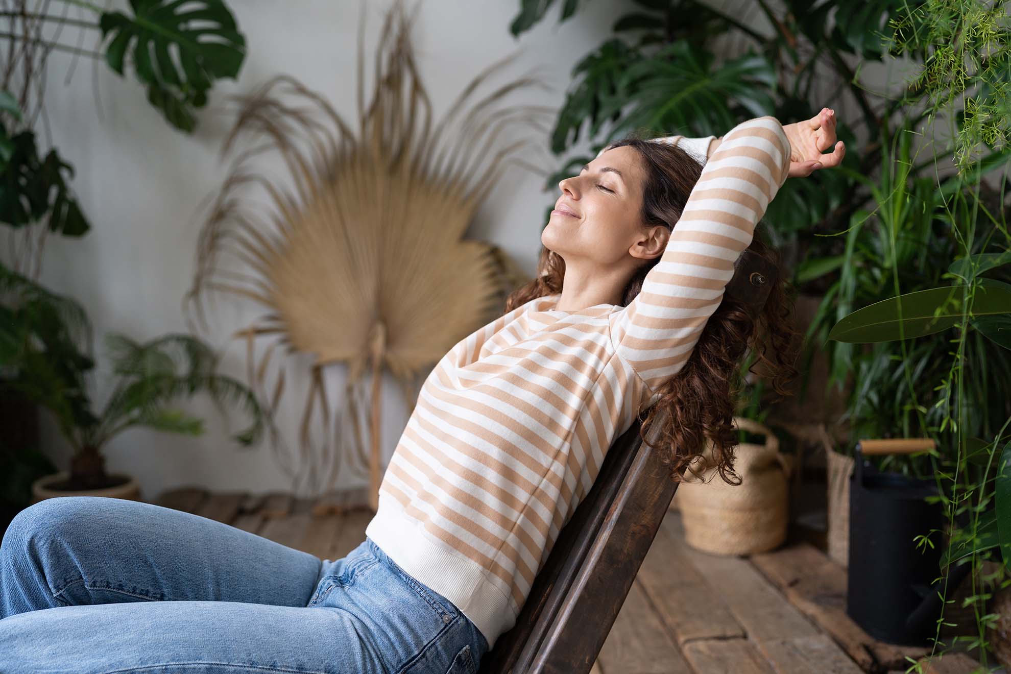 Femme soulagée étendue sur une chaise - Relieved woman laying on a chair
