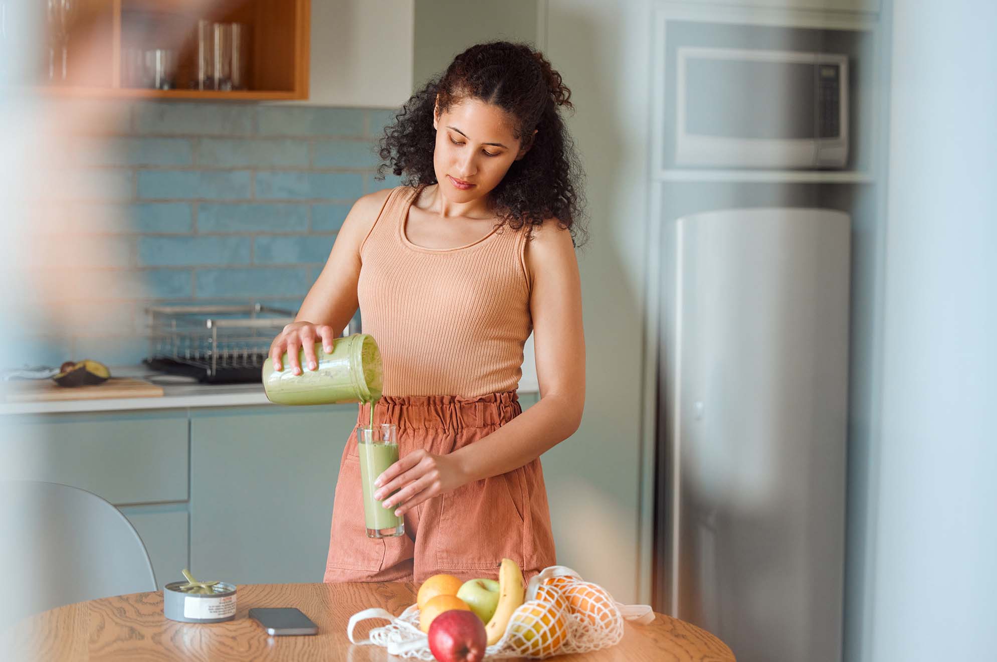 Femme jus vert détox - Woman green detox juice