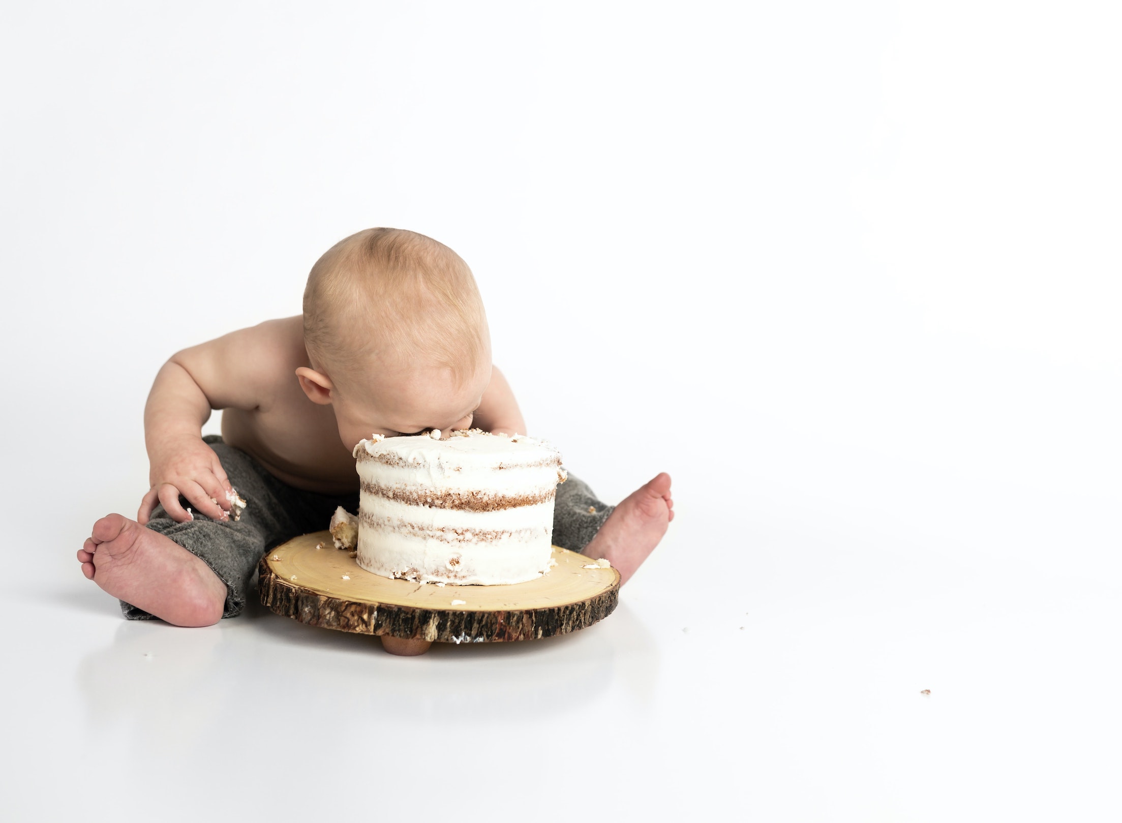 bébé qui mange du gâteau