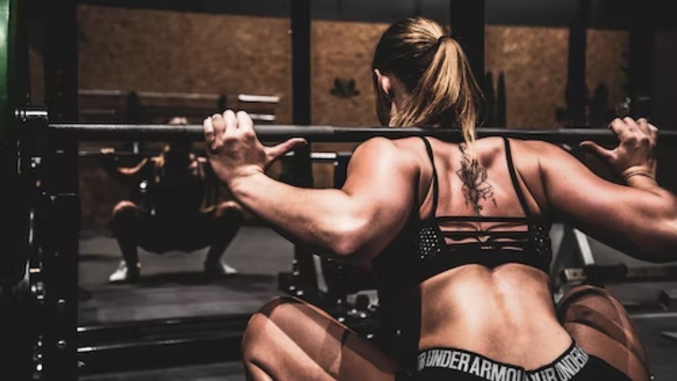 femme qui lève des poids au gymnase