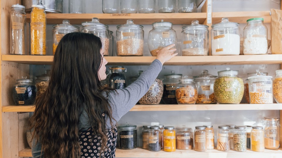 pots d'ingrédients secs dans un garde-manger 