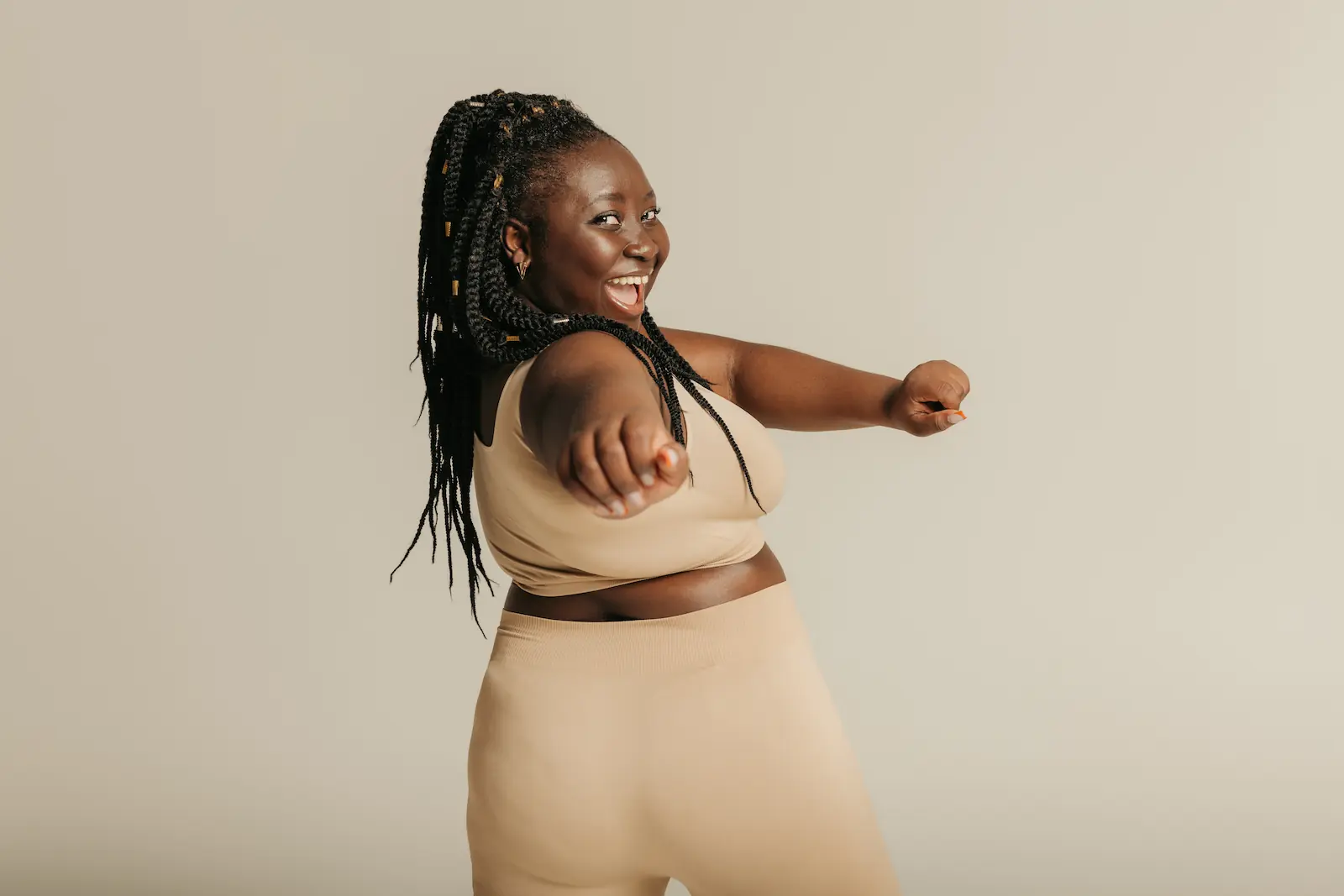 Femme heureuse en habit sportif