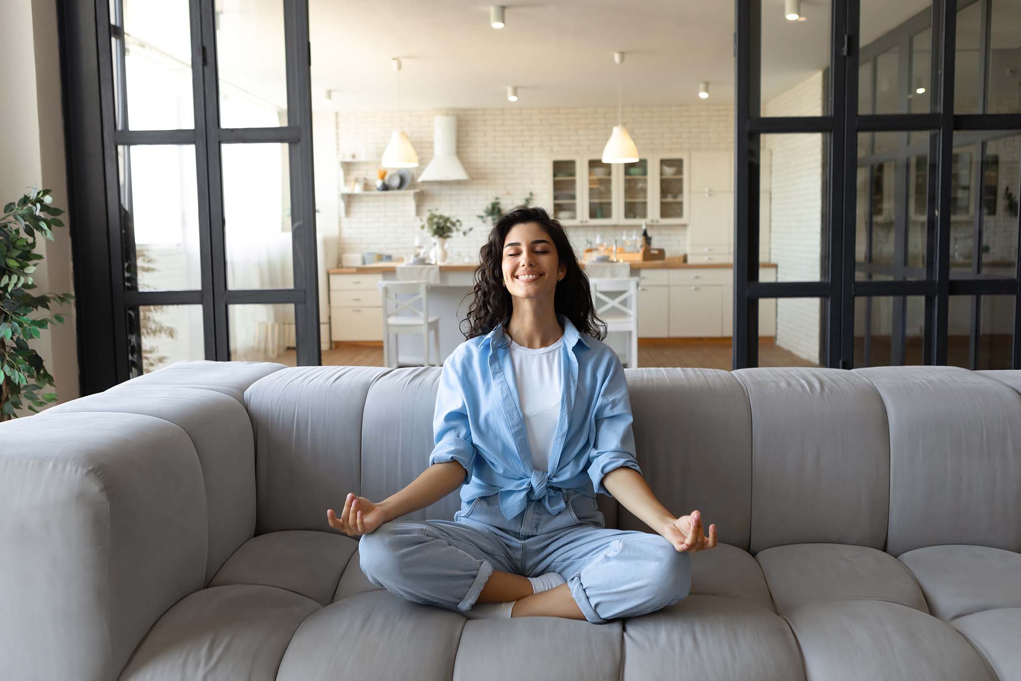 Femme méditant sur son sofa - Woman meditating on couch