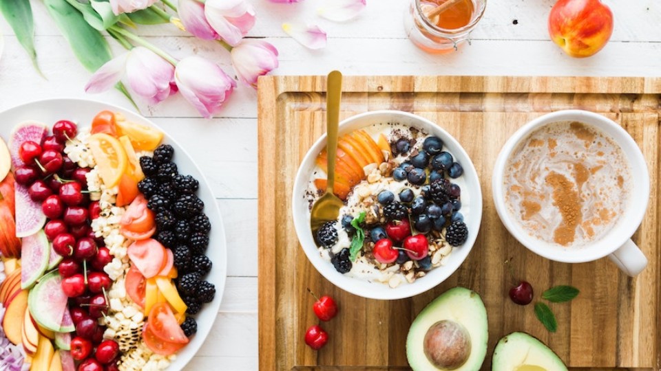 bol de fruits café avocat