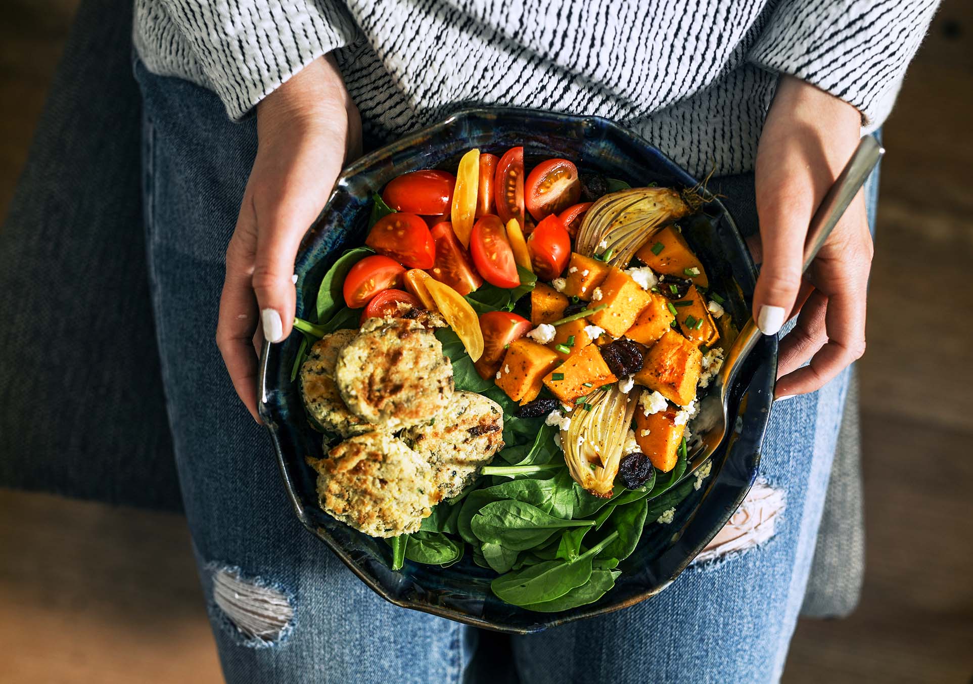 Assiette végane tenue par une femme - Vegan plate held by a woman