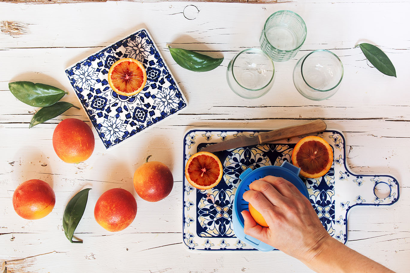 Main pressant une orange sanguin - Hand preparing blood orange