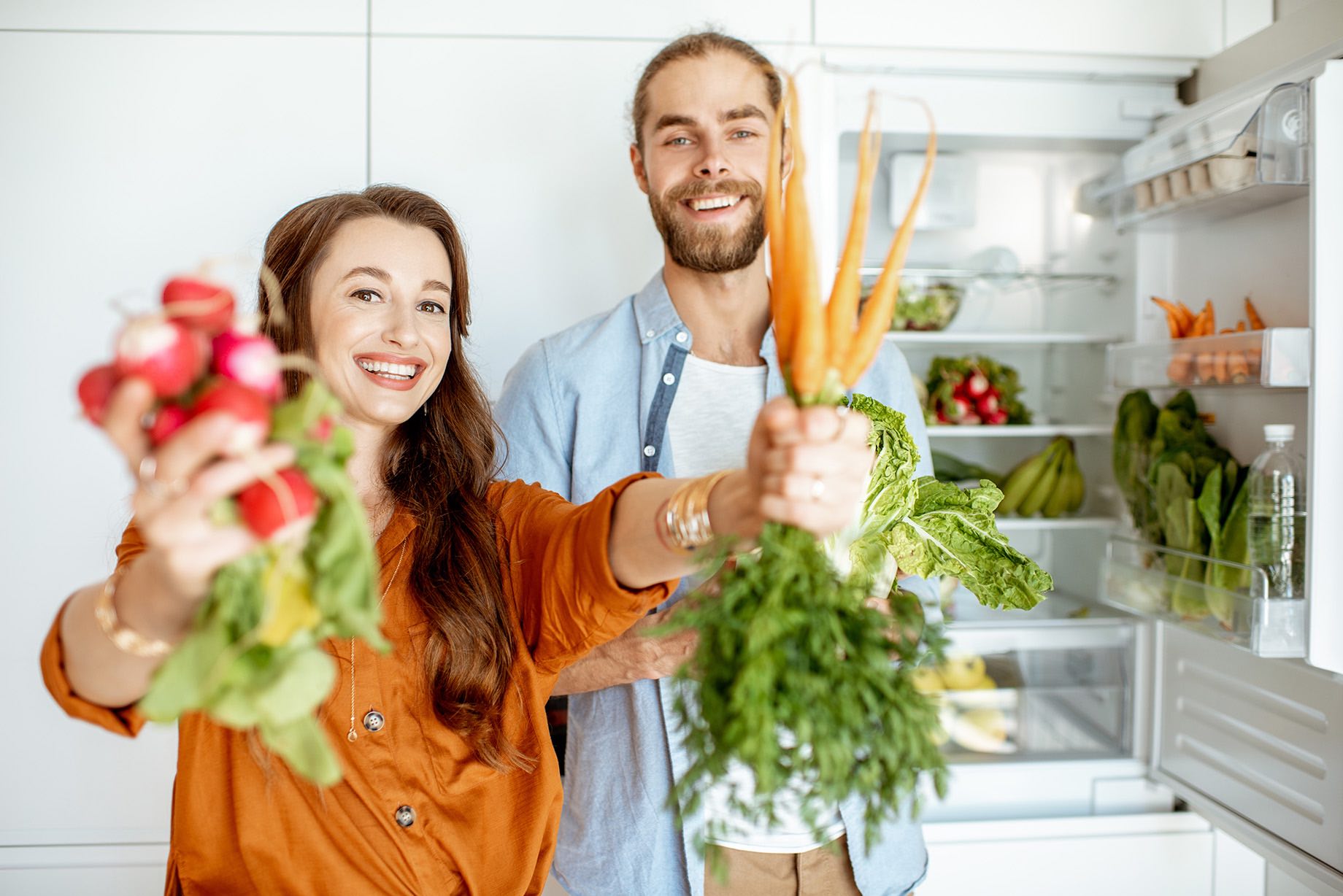  Jeune couple avec légumes - Young couple with vegetables