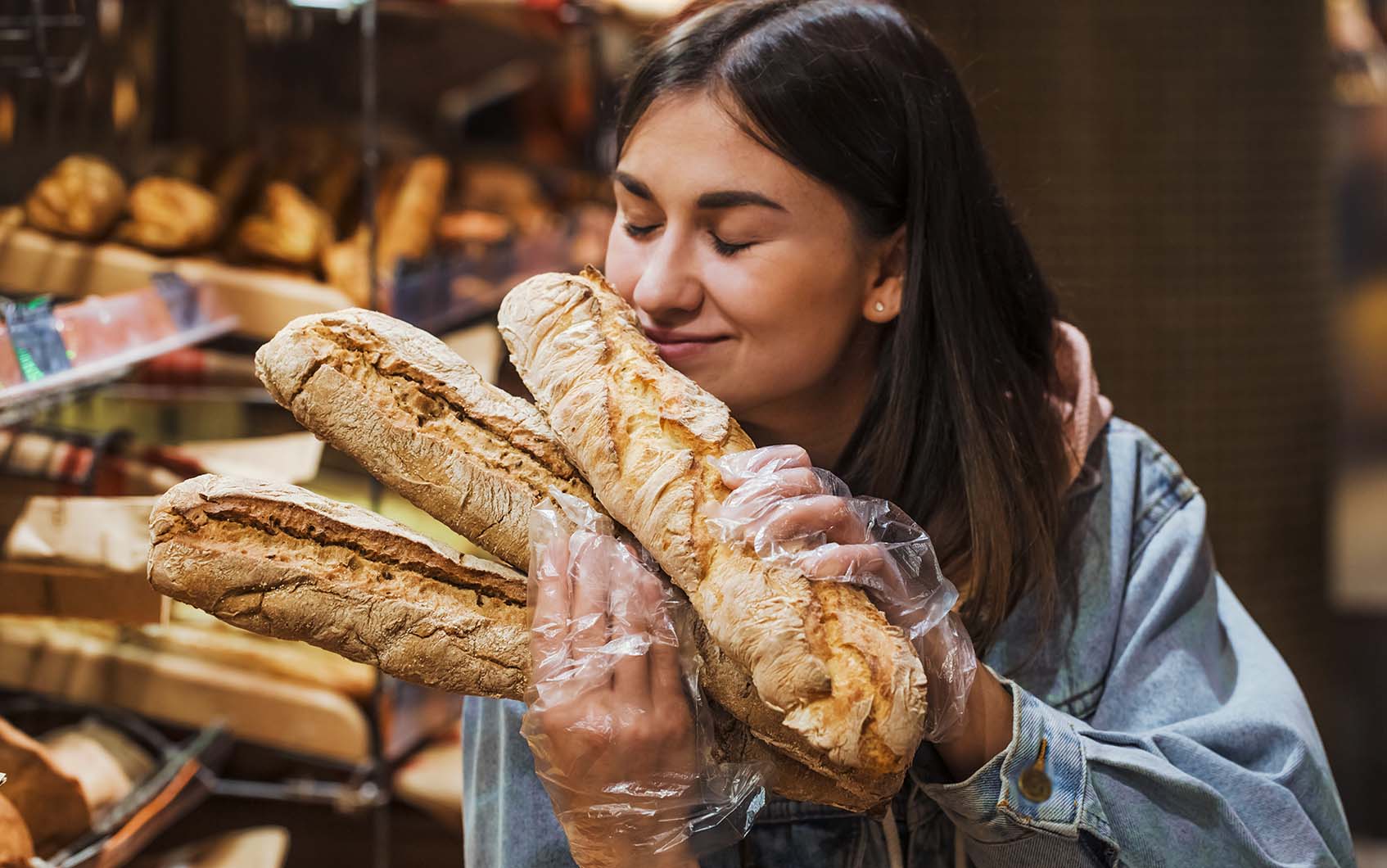 Femme sentant des baguettes de pain - Woman smelling bread