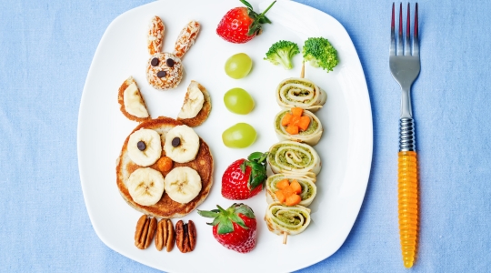 Collations pour enfants amusantes dans une assiette