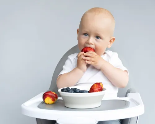 une maman qui nourrit son enfant