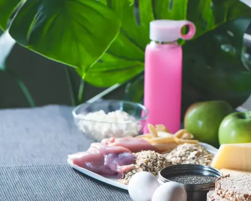 aliments pour sportifs et bouteille d'eau sur un comptoir