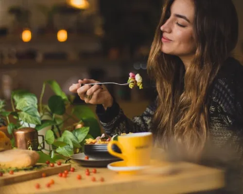 Femme buvant une tasse de thé devant son ordinateur