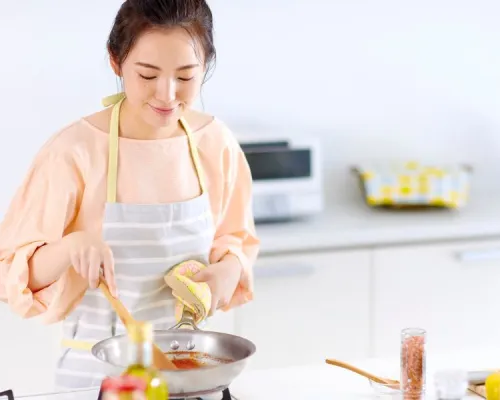femme qui cuisine ses repas à l'avance sur un fond blanc