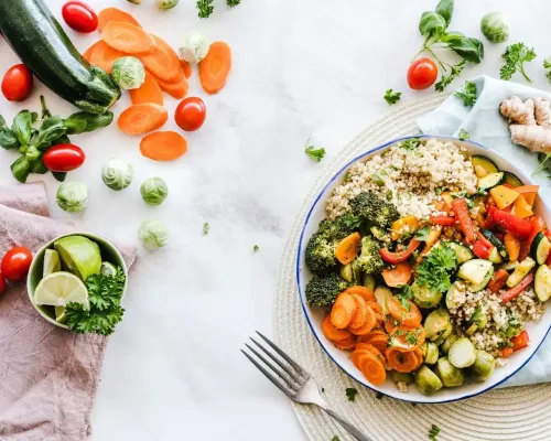 Bol de quinoa coloré avec divers légumes frais - Colorful quinoa bowl with assorted fresh vegetables