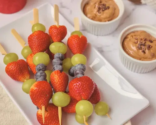 brochettes de fruits et trempette chocolat protéiné