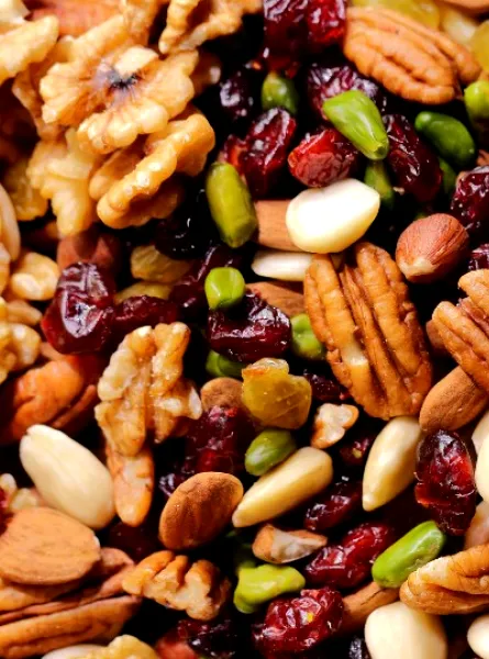 une mère et sa fille cuisinant