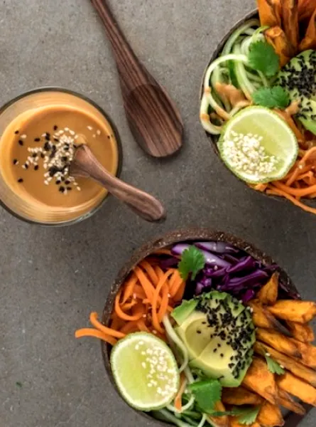 bol de légumes avec avocat et sauce à l'arachide