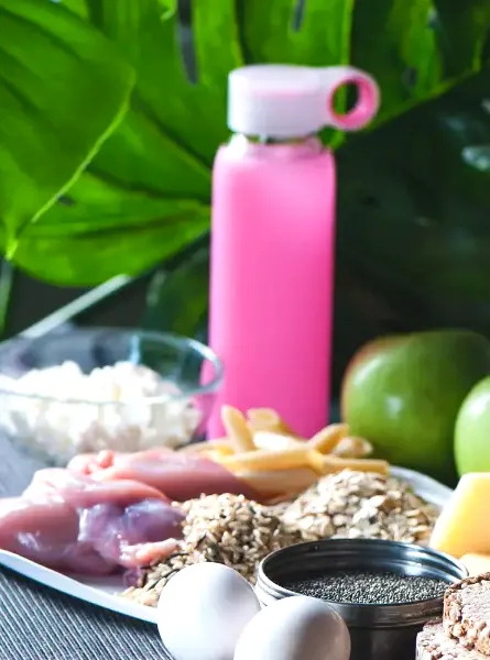 aliments pour sportifs et bouteille d'eau sur un comptoir
