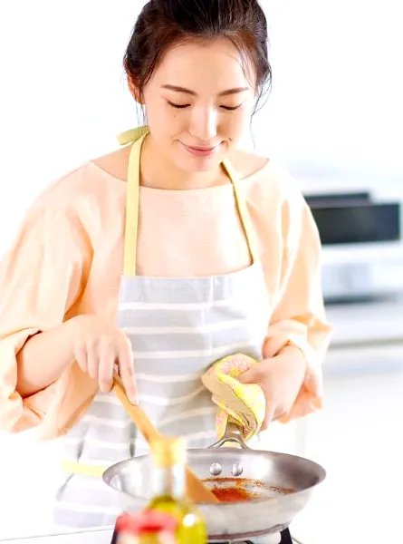 femme qui cuisine ses repas à l'avance sur un fond blanc
