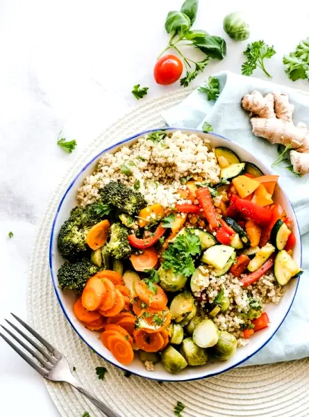 Bol de quinoa coloré avec divers légumes frais - Colorful quinoa bowl with assorted fresh vegetables