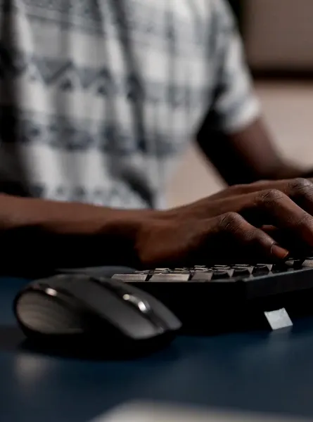 Personne tappant à l'ordinateur - Man typing on computer