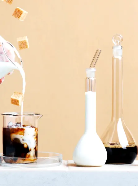 sucre raffiné superposé d'une framboise