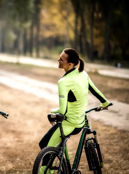 Couple de cyclistes qui mangent - Couple of cyclist eating a snack